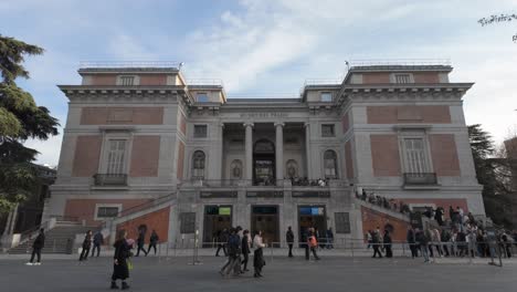 Einspielung-Des-Haupteingangs-Des-Museo-Del-Prado-In-Madrid-Während-Eines-Sonnigen-Wintertages