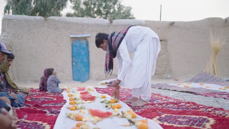 Local-Sacando-Comida-Durante-El-Ramadán-Iftar-Drive-En-Khuzdar-Baluchistán