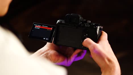 Statische-Aufnahme-Einer-Digitalkamera-über-Der-Männlichen-Schulter,-Person-ändert-Video-Bildrate