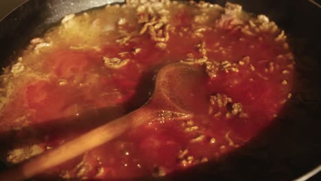 Salsa-A-Base-De-Tomate-Con-Carne-Picada-En-Una-Sartén