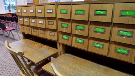 Alte-Braune-Holzschränke-Zum-Katalogisieren-Von-Büchern-In-Einer-Historischen-Bibliothek
