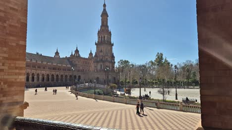 Filmischer-Blick-Auf-Torre-Sur-An-Der-Plaza-De-Espana,-Sevilla,-Spanien