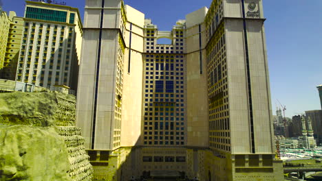 Anjum-Hotel-Makkah,-Perspectiva-De-Drones-Alejándose-De-Arabia-Saudita