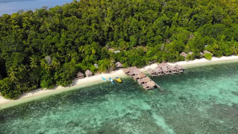 Drohne-Umkreist-Öko-Resort-Am-Exotischen-Strand-Der-Insel-Kri-In-Indonesien