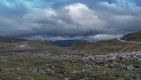 Nubes-Tormentosas-Giran-Sobre-El-Desolado-Paisaje-De-La-Meseta-Montañosa-De-Aurlandsfjellet-En-Noruega