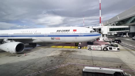 Großes-Flugzeug-Der-Air-China-Airlines-Am-Flughafenterminal-Gate-Mit-Angeschlossener-Ladebrücke-Zum-Aussteigen-Der-Passagiere