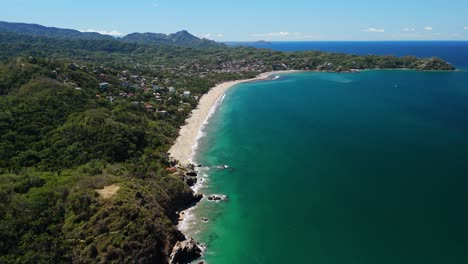 Vista-Aérea-De-La-Costa-De-Nayarit,-Sayulita-México