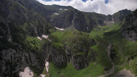 Üppig-Grünes-Malaiesti-Tal-Im-Bucegi-Gebirge-An-Einem-Sonnigen-Tag,-Luftaufnahme
