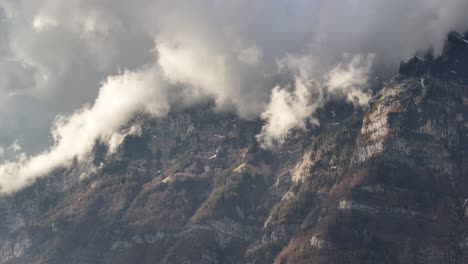 Wolken-Auf-Den-Churfirsten-Ziehen-Im-Sonnenschein-Schnell-Am-Berg-Entlang---Walensee-Schweiz