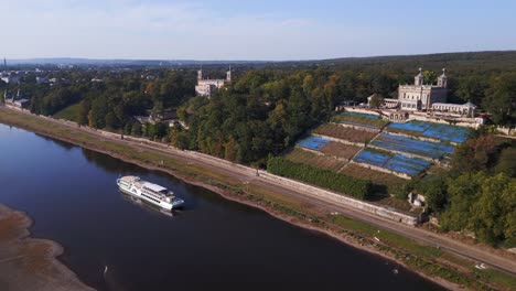 Gran-Castillo-De-Cruceros-De-Lujo-Junto-A-Un-Río-Tranquilo.