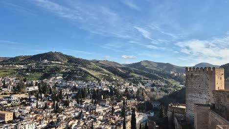 Timelapse-Del-Monumento-De-La-Alhambra-Sobre-La-Ciudad-De-Granada,-Nubes-En-Rápido-Movimiento,-España