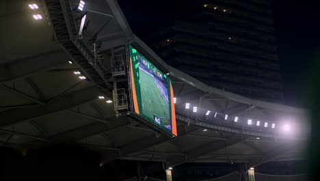 Auf-Der-Großen-Leinwand-Im-Felicia-Stadion-Wird-Das-Ergebnis-Des-Spiels-Kamerun-Gegen-Nigeria-Angezeigt