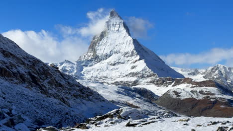 Lago-Riffelsee-Zermatt-Suiza-Pico-Del-Glaciar-Gornergrat-Ferrocarril-Parada-De-Tren-Octubre-Cielo-Azul-El-Monte-Cervino-Pico-Claro-Estación-De-Esquí-Primera-Nevada-Fresca-Paisaje-Paisaje-Otoño-Alpes-Suizos-Diapositiva