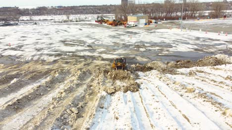 Pala-Topadora-Trabajando-En-Un-Montón-De-Nieve-Después-De-La-Tormenta-De-Nieve-En-Montreal,-Canadá