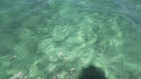 POV-Segeln-Auf-Seichtem-Wasser-Im-Türkisfarbenen-Karibischen-Meer,-Los-Roques,-Venezuela