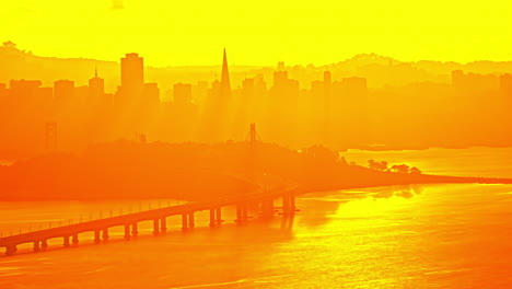 Zeitraffer,-Heißer-Sonniger-Tag-In-San-Francisco,-USA,-Gelbe-Skyline-Der-Stadt-Und-Verkehr-Auf-Der-Oakland-Bridge