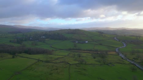 A591-Straße-Entlang-Der-Grünen-Hügel-Und-Wiesen-Bei-Sonnenaufgang-Im-Lake-District-Nationalpark,-Windermere,-England