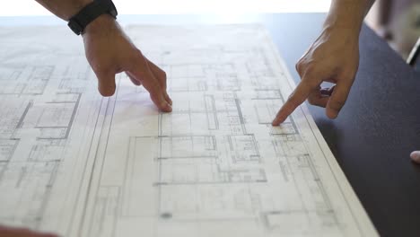 Wenn-Man-Dem-Finger-Eines-Architekten-über-Einen-Detaillierten-Hausplan-Folgt,-Entfaltet-Sich-Die-Reise-Des-Architektonischen-Designs