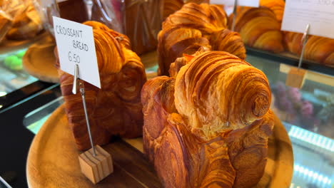 Pan-De-Croissant-Fresco-En-Una-Panadería,-Hojaldre-Francés,-Toma-De-4k