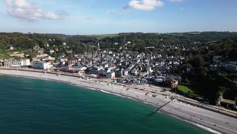 Kleine-Stadt-An-Der-Küste-Mit-Einem-Wunderschönen-Steinstrand,-Atlantik,-Drohne,-Frankreich,-Etretat