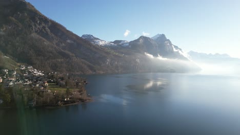 -Vista-Aérea-De-Paralaje-De-Los-Alpes-Con-Nubes-En-Walensee,-Suiza