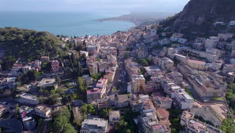 Luftaufnahme-Aus-Der-Umlaufbahn-Von-Taormina,-Sizilien,-Italien,-Einem-Berühmten-Touristenziel,-Nordseite-Der-Stadt