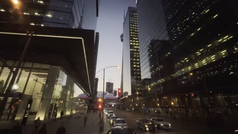 Toronto-Innenstadt-Stadtleben-Und-Autoverkehr-Bei-Sonnenuntergang,-Kanada
