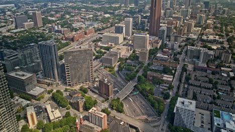 Atlanta,-Georgia,-Luftaufnahme-Eines-V894-Hyperlapse-Drohnenüberflugs-über-Sono-Und-Die-Innenstadt,-Erfassung-Des-Autobahnverkehrs-Und-Der-Städtischen-Stadtlandschaft-Mit-Der-Bewegung-Von-Schatten-Werfenden-Wolken-–-Aufgenommen-Mit-Mavic-3-Pro-Cine-–-Juli-2023