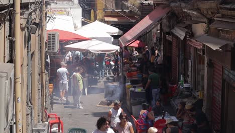 Leute,-Die-In-Der-Straße-Von-Palermo-Spazieren-Gehen,-Straßenessen