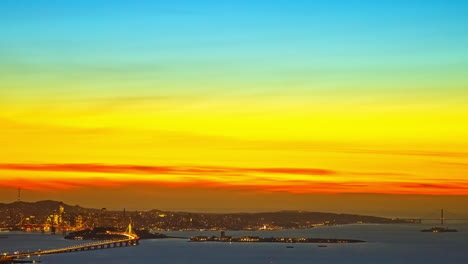 Zeitraffer,-Sonnenuntergang-über-San-Francisco-Und-Der-Bucht,-Wolken-über-Dem-Horizont-Des-Pazifischen-Ozeans-Und-Lichter