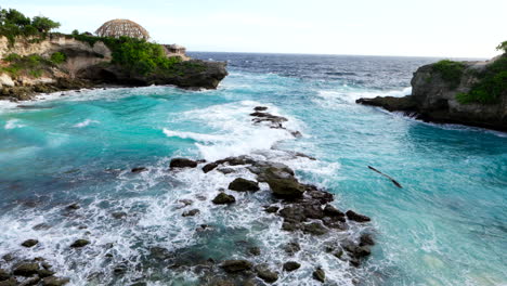 Low-tide,-water-level-drops,-exposing-rocks-and-coral