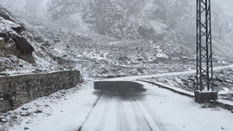 POV-Spaziergang-Entlang-Der-Straße-Durch-Die-Dorfstadt-Skardu-An-Einem-Kalten,-Verschneiten-Wintertag