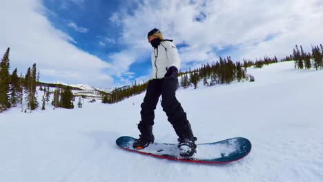 Vista-Lateral-Del-Snowboarder-Bajando-La-Montaña-En-Colorado.