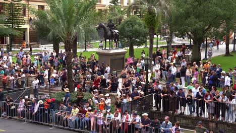 Grandes-Multitudes-De-Personas-En-Brisbane-Se-Alinearon-A-Lo-Largo-De-La-Calle-Adelaide,-Esperando-Pacientemente-El-Comienzo-Del-Tradicional-Desfile-Del-Día-De-Anzac-En-La-Plaza-Anzac,-Brisbane-CBD