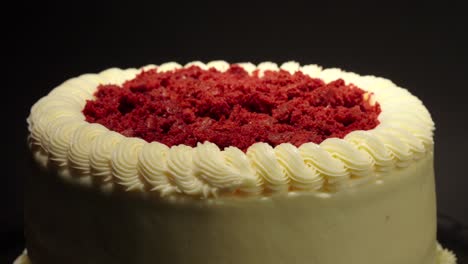Nahaufnahme-Detailaufnahme-Red-Velvet-Cake-Köstliche-Leckerei-Lecker-Auf-Einem-Drehtisch-Schwarzer-Hintergrund-Rote-Garnierung-Obenauf-Sahnebutter-Außen