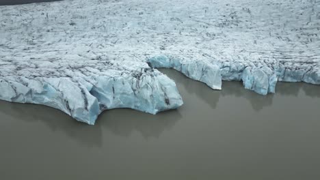 Una-Grúa-Drone-Revela-El-Canal-Del-Glaciar-Subglacial-Vatnajokull-Junto-Al-Fiordo-De-Agua-Derretida