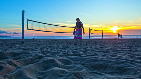 Lapso-De-Tiempo,-Puesta-De-Sol-Sobre-Redes-De-Voleibol-De-Playa,-Arena-Y-Horizonte-Del-Océano-Pacífico