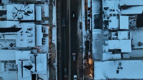 Vehículos-En-La-Carretera-Durante-La-Nieve-Del-Invierno-Por-La-Noche