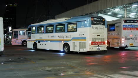 Los-Autobuses-Se-Turnan-Para-Estacionarse-En-Una-Concurrida-Terminal-De-Autobuses-Mientras-Los-Pasajeros-Pasan-De-Camino-A-Su-Plataforma.