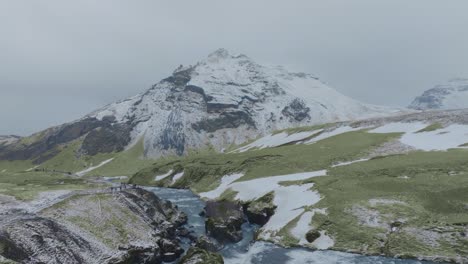 Toma-Aérea-De-Avance-De-La-Caminata-De-Haífoss-En-Islandia,-Invierno