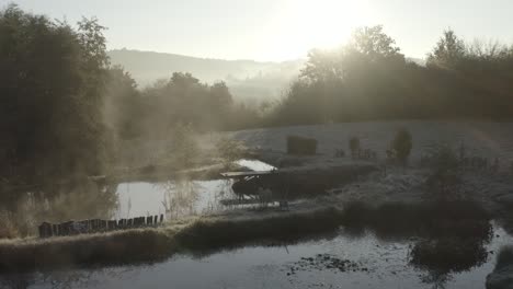 Muelle-De-Madera-En-Un-Pequeño-Lago-En-El-Campo-Rural-En-La-Mañana-Brumosa