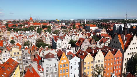 Hermoso-Casco-Antiguo-Con-Muchas-Casas-Rojas-En-Gdansk,-Danzig,-Gdansk,-Polonia,-Europa,-Drone