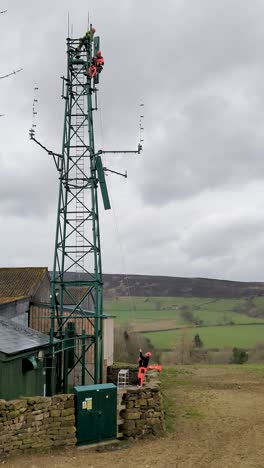 Vertikales-Telefonvideo-Eines-Besonderen-Moments,-Als-Antennen-Für-Mobiltelefone-In-Einem-Funkloch-Ohne-Abdeckung-Installiert-Werden---In-Den-North-York-Moors