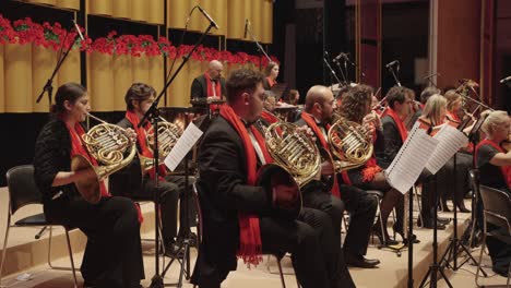 Orquesta-De-Viento,-Banda-Sinfónica-Y-Conjunto-Que-Interpreta-ópera-Italiana-En-El-Salón-Conmemorativo-Sun-Yet-Sen-Para-El-Público-Chino