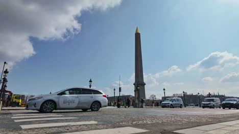 Pedestrians-and-vehicles-at-Place-de-la-Concorde-square-in-Paris,-France