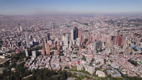 Vista-Aérea-Alta-De-Los-Rascacielos-De-Bogotá-Con-El-Paisaje-Urbano-Extendido-En-La-Distancia,-Colombia