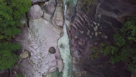 The-majestic-Babinda-Boulders-in-Cairns,-Queensland,-Australia,-reveal-the-forceful-flow-of-currents-meandering-among-massive-granite-boulders,-from-which-the-destination-draws-its-name