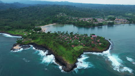 Vista-Aérea-Alrededor-De-La-Boca-Do-Inferno,-Con-Agua-Izé,-Santo-Tomé-Al-Fondo