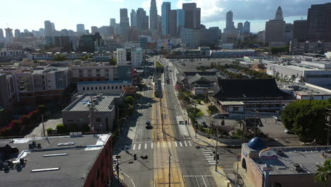 Luftaufnahme-Vor-Einer-Straßenbahn-Auf-Der-1st-Street-Im-Sonnigen-Stadtzentrum-Von-Los-Angeles,-USA