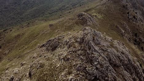 Antena-De-Paisaje-Montañoso-Salvaje-En-Córcega